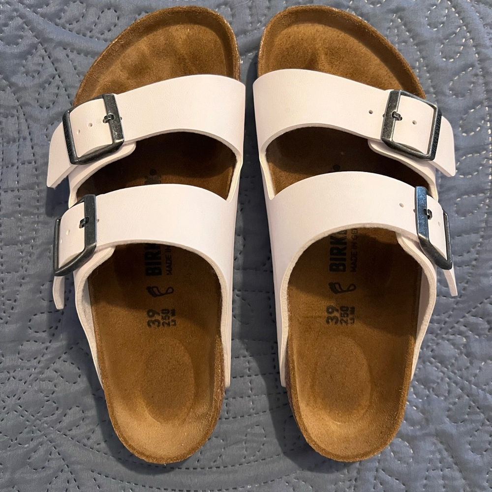 Birkenstock White Arizona
Birko-Flor size 8/8 & 1/2 39